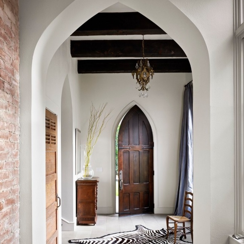 الأبيض يغمر جاذبية الأبواب