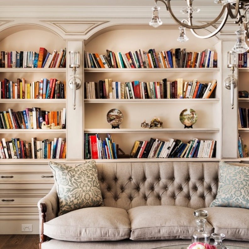 تضيف أرفف الكتب و الإكسسوارات لمسة شخصية أنيقة على المكان
