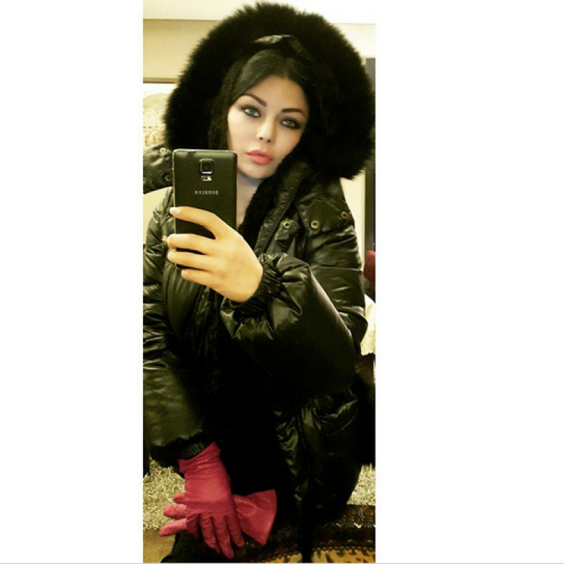 هيفاء وهبي تدفع عنها صقيع الطقس في لبنان بالملابس الشتوية السميكة