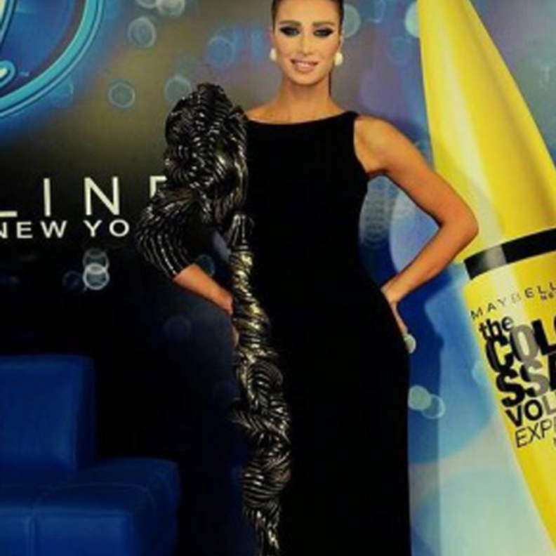 مايا دياب بإكسسوارات غير مناسبة