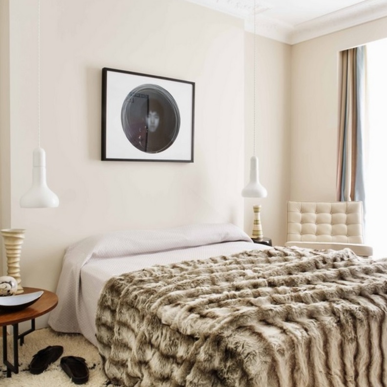 استخدام الخامات الشتوية مثل الفراء يجعل الغرفة تبدو غاية في الدفء