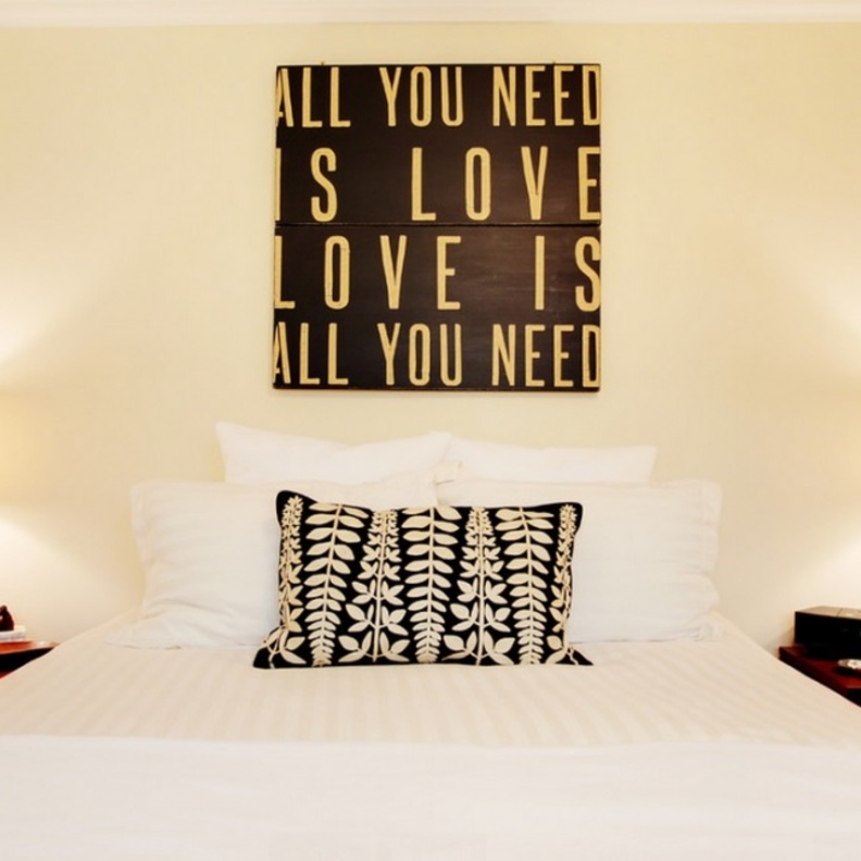  يمكن طباعة العبارات على لوحات خشبية بشكل مميز