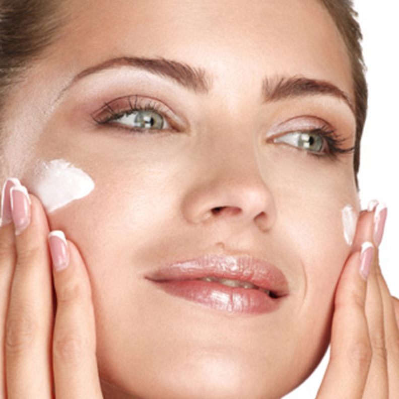 حافظي على شفاهك رطبة باستخدام بلسم الشفاه المناسب