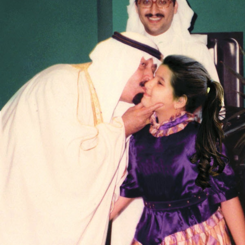 صورة نادرة للملك عبد الله بن عبد العزيز وهو يقبل ابنة أخيه الأميرة حصة بنت سلمان ويبدو الأمير الراحل فهد بن سلمان رحمه الله