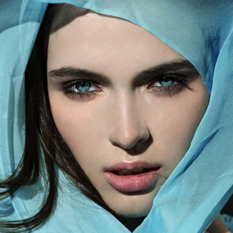 أبرزي جمال عيونك الزرقاء مع الآيلاينر النحاسي