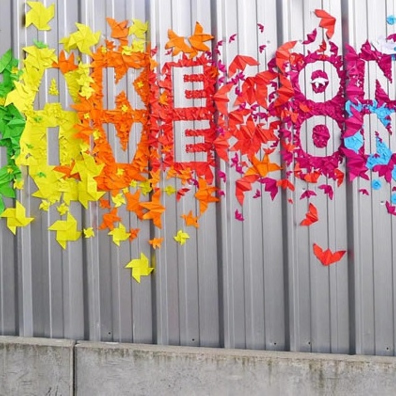 رسالة مهمة عن الأخذ والعطاء تعبر عنها الفنانة بالألوان والقصاصات