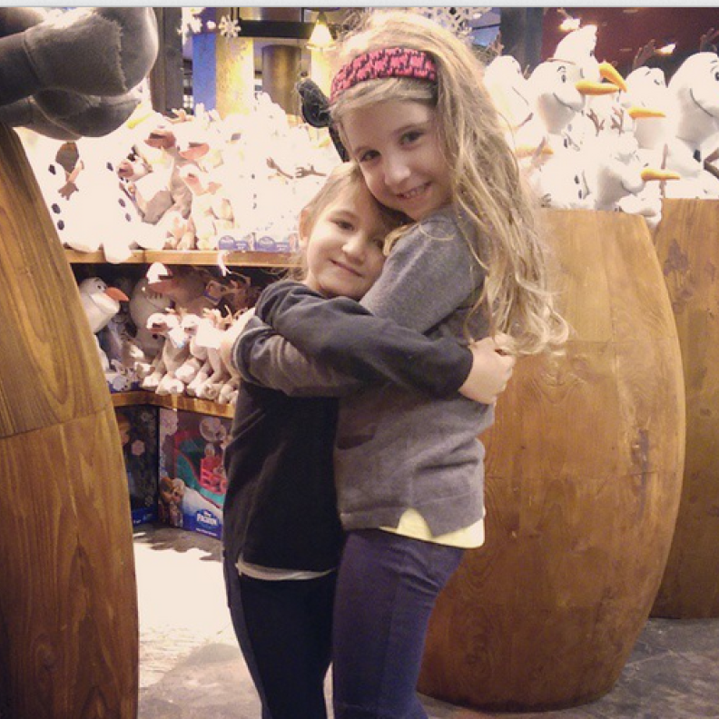 ابنتا نانسي عجرم ميلا وايلا ولحظة عناق اخوية