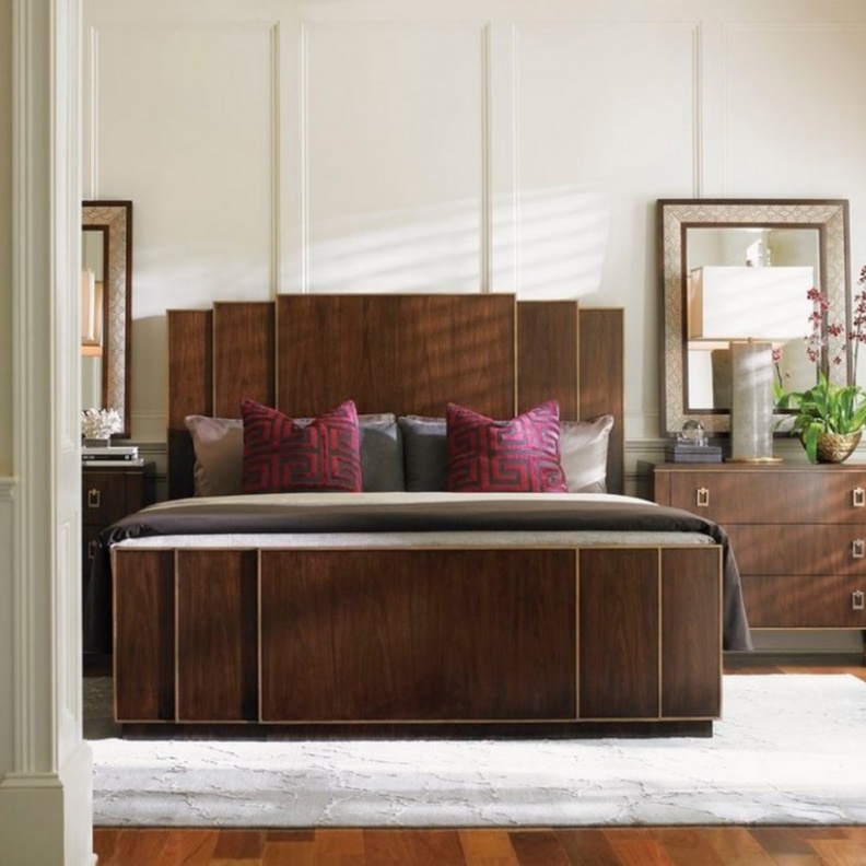 سرير أنيق من الخشب الداكن مع طاولات جانبية مناسبة
