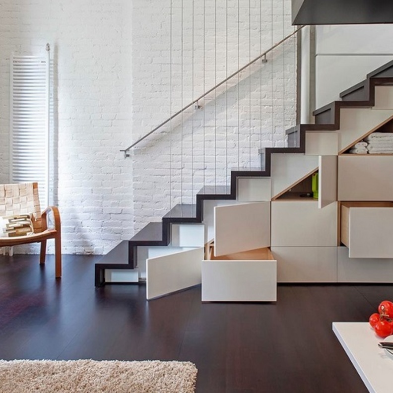 استغلي المساحات الضائعة أسفل السلالم للتخزين الأنيق