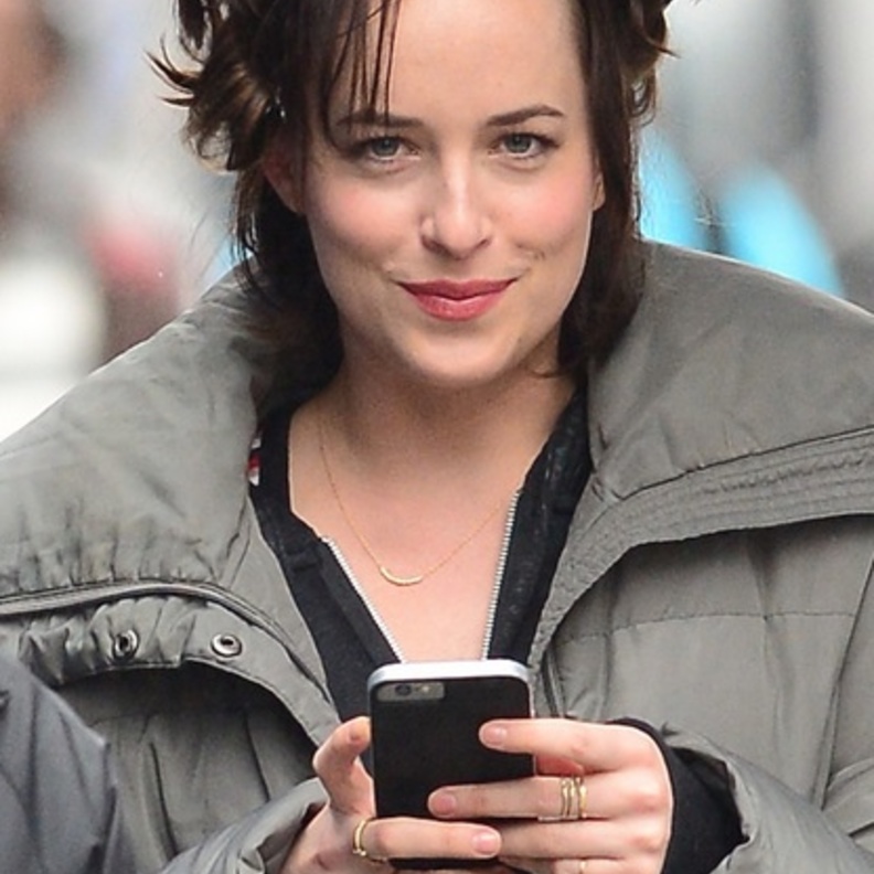 الممثلة داكوتا جونسون تبتسم بشغب للكاميرا  أثناء تصوير فيلم How to Be Single