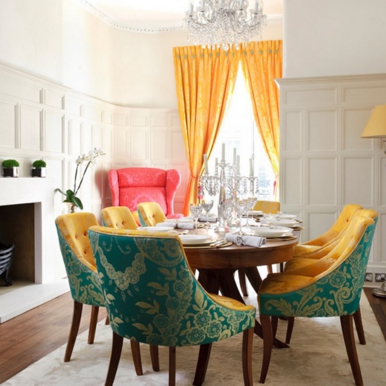 استخدام الأقمشة الملونة في الكراسي يصنع فرقاً مذهلاً في غرفة الطعام