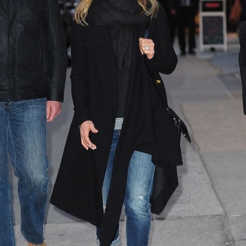 إطلالة غامضة لجنيفر آنيستون في سوهو بمدينة نيويورك