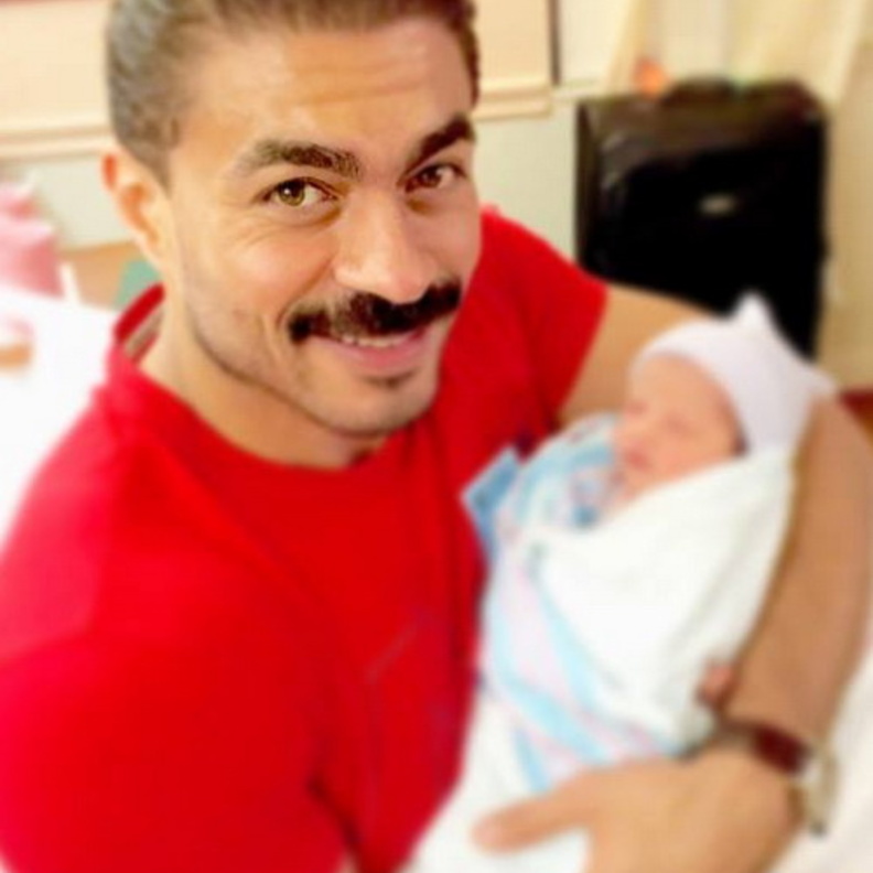 خالد سليم مع ابنته الثانية كنزى فور ولادتها