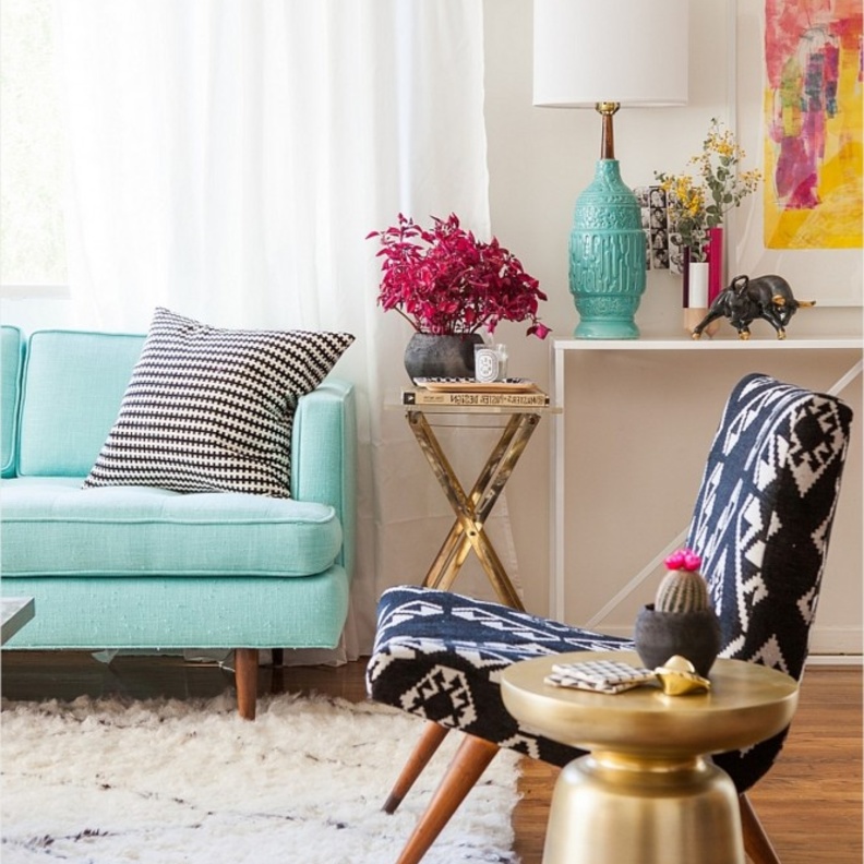 الألوان والإكسسوارت المتنوّعة تغني الطاولات الجانبية