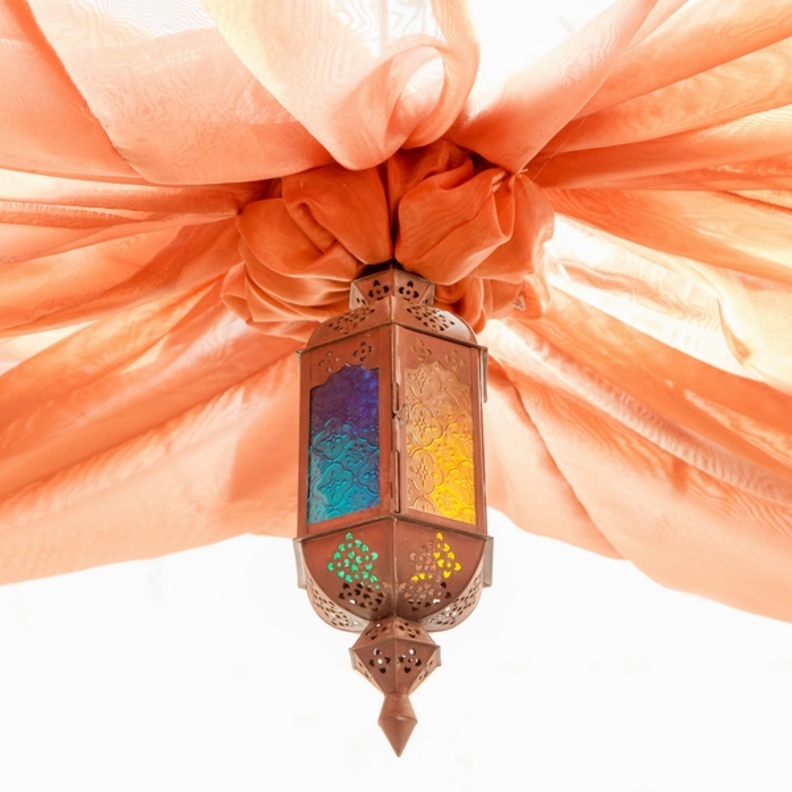 ستارة شفافة بلون هادىء لتعليقها في غرفة الجلوس مع مصباح مضيء على هيئة فانوس