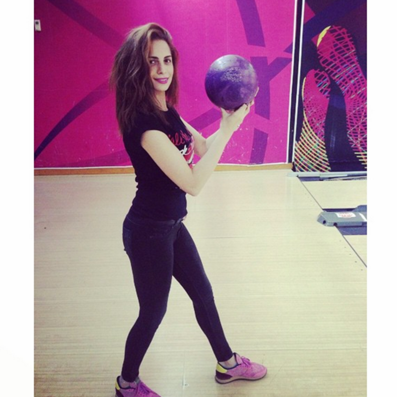 آمال ماهر تستعد لتصويب الكرة في رياضة البولينغ