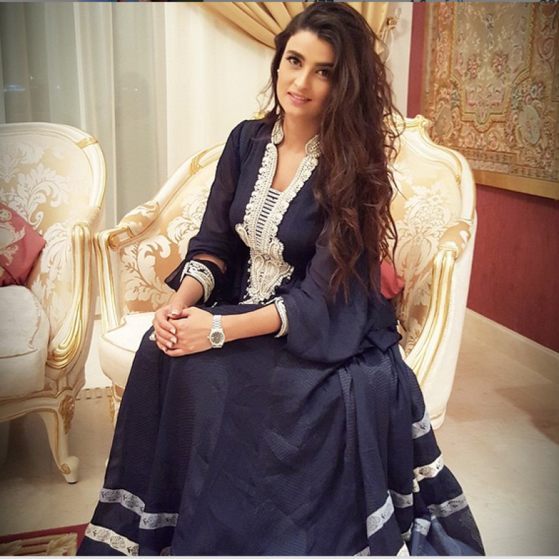 علا الفارس بإطلالة رمضانية مميزة داخل منزلها