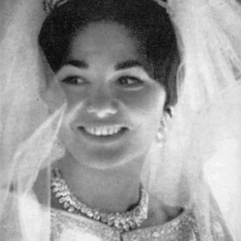 فرح ديبا العروس السعيدة يوم زفافها على شاه إيران محمد رضا بهلوي