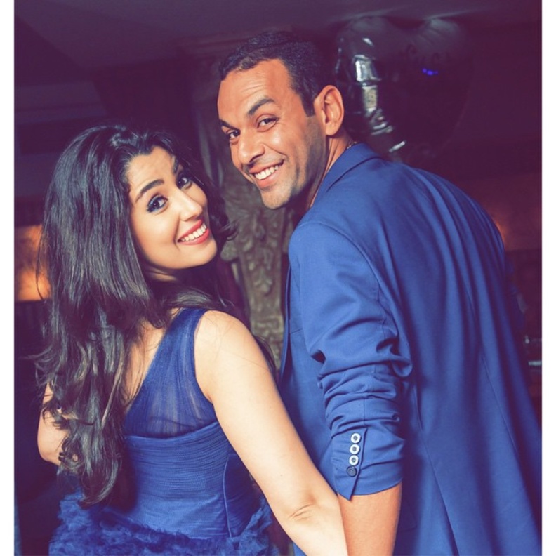 أيتن عامر مع زوجها بجلسة تصوير عقب الخطوبة