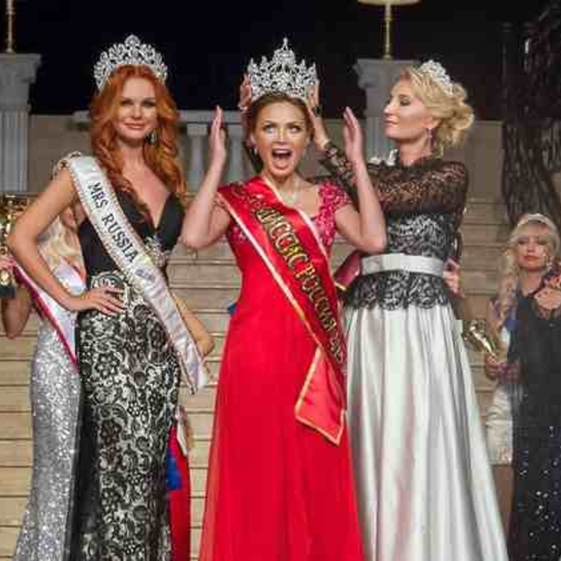 ملكة جمال سيدات روسيا أثناء تتويجها باللقب