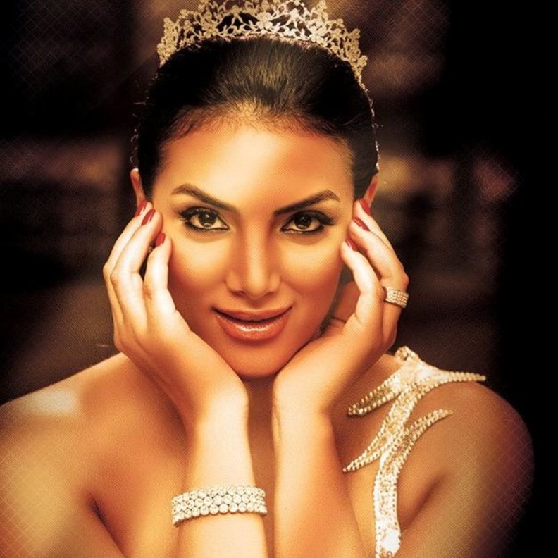 حورية فرغلى عند دخولها عالم الفن من باب ملكات الجمال