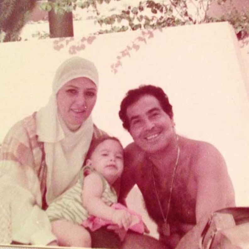 صورة نادرة لحسن يوسف وشمس البارودي وابنهما عمر قبل أكثر من ثلاثين عاماً