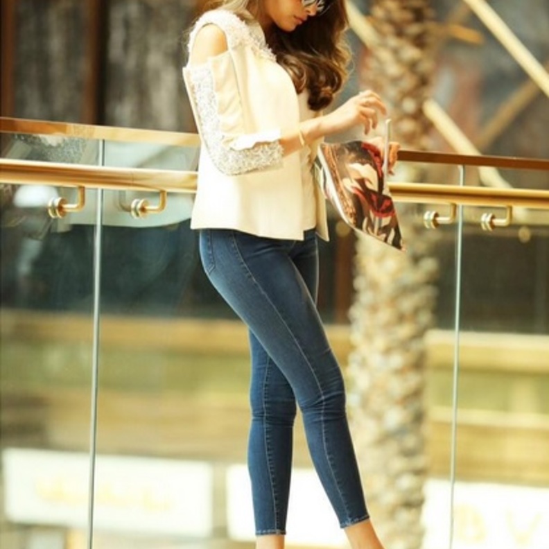 الفاشونيستا The Real fouz ترتدي حذاء أنيق من ديور و حقيبة من جيفنشي