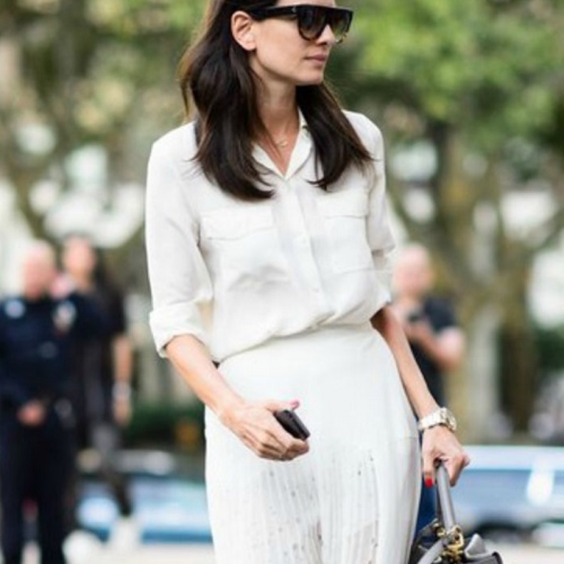 الأبيض يبرز جمال السمراوات بطريقة طبيعية