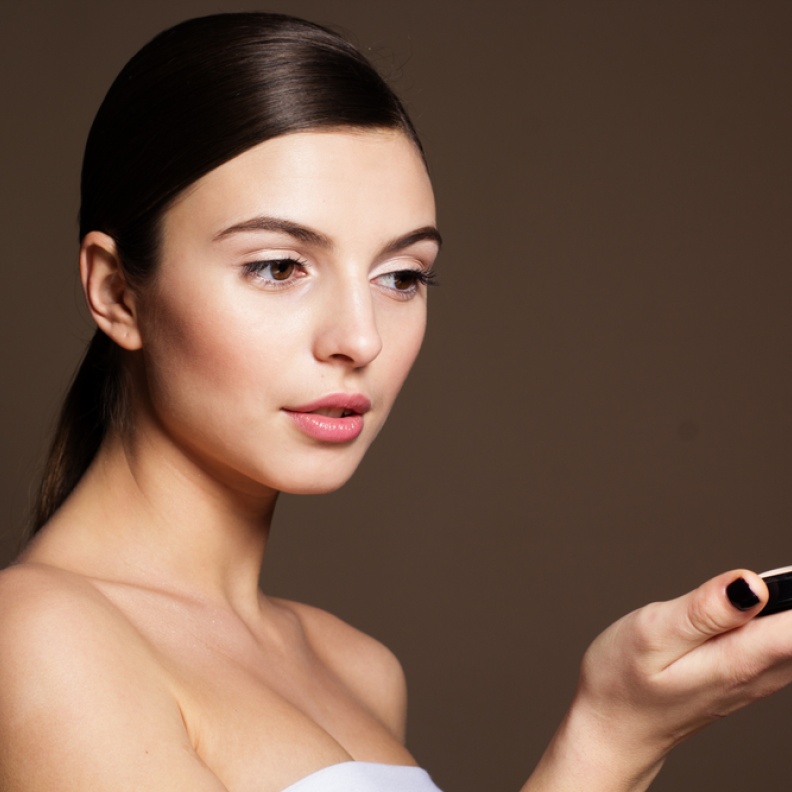 كريم الأساس المسحوق _ السائل لبشرة نقية من دون لمعان