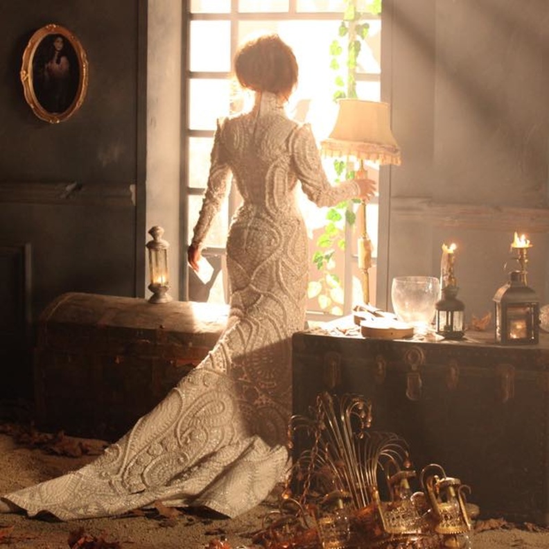 نجوى كرم بفستان زفاف بقصة ضيقة من تصميم نيكولا جبران