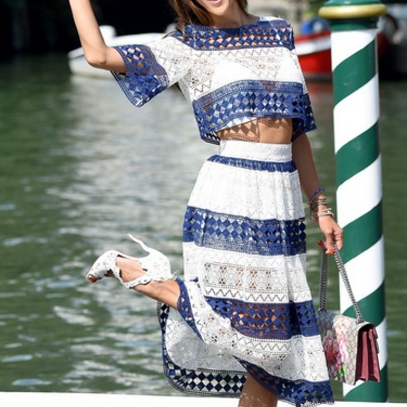 اليساندرا أمبروسيو تحيي الجماهير برشاقة في مهرجان فينيسيا السينمائي 