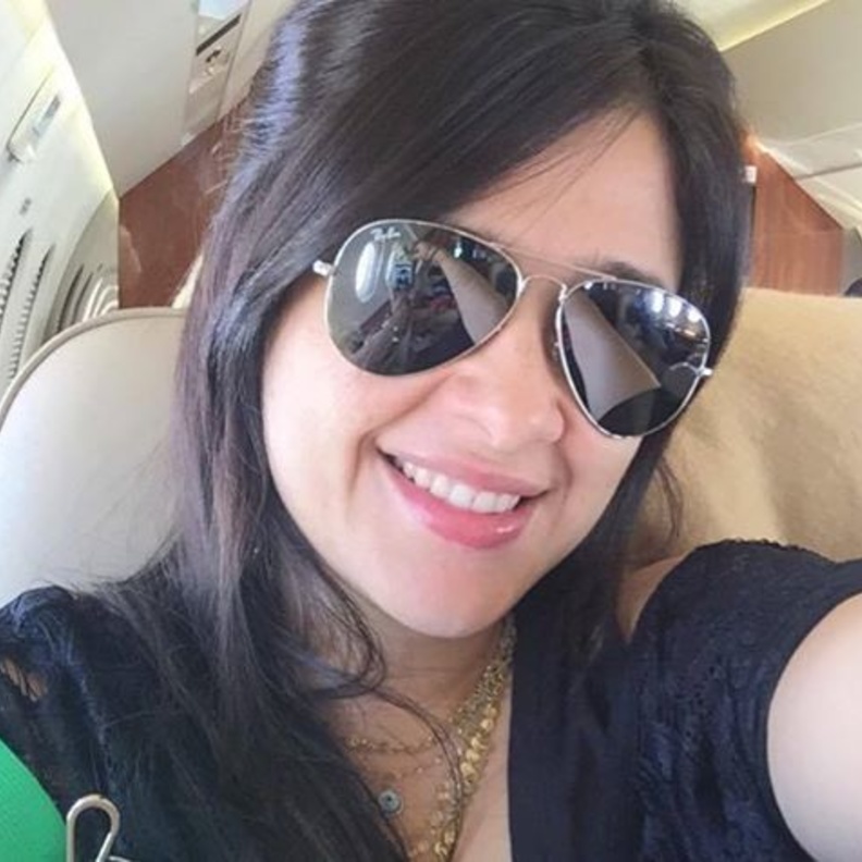 وجه ياسمين عبد العزيز يبدو خاليا من الإصابات فى آخر ظهور لها