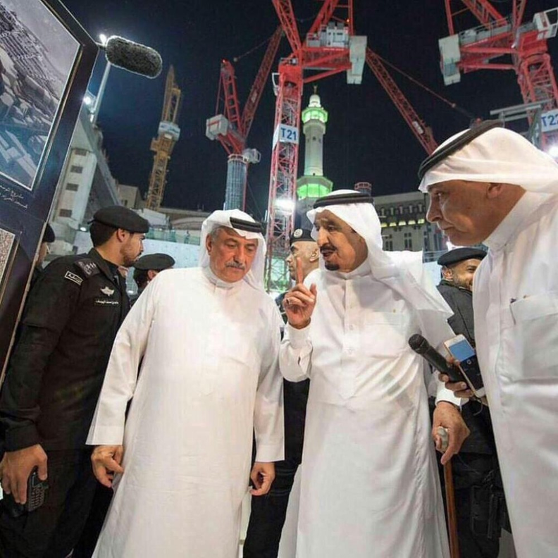 الملك سلمان يشرف علي مكان سقوط الرافعة في مكة