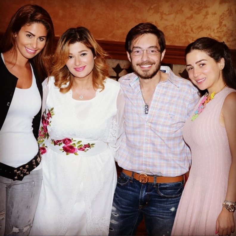 احمد زاهر وزوجته يتوسطان مي عزالدين ومي سليم