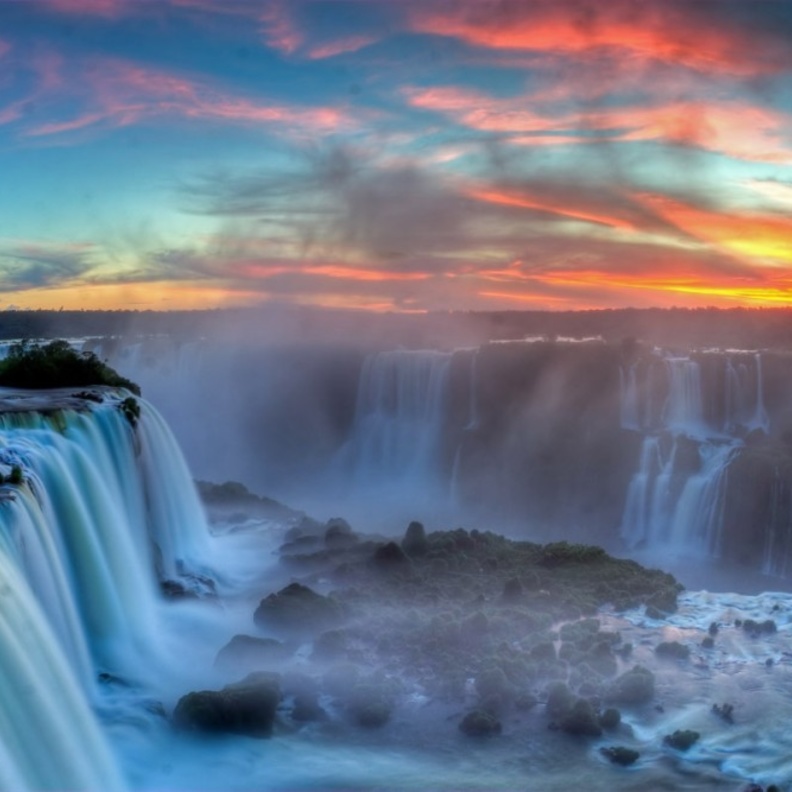 شلالات إجوازو على الحدود البرازيلية الأرجنتينية