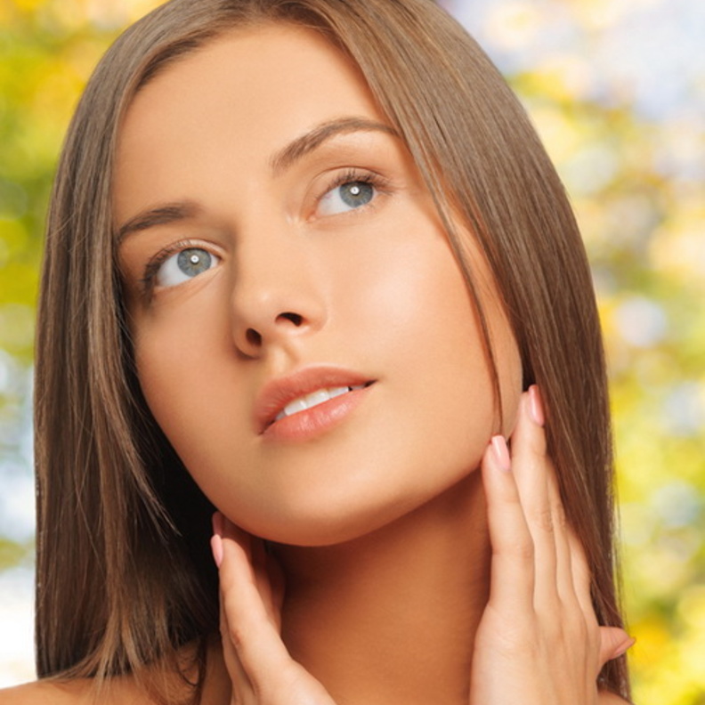 قومي بتطبيق السيروم تحت المرطب لبشرة رطبة