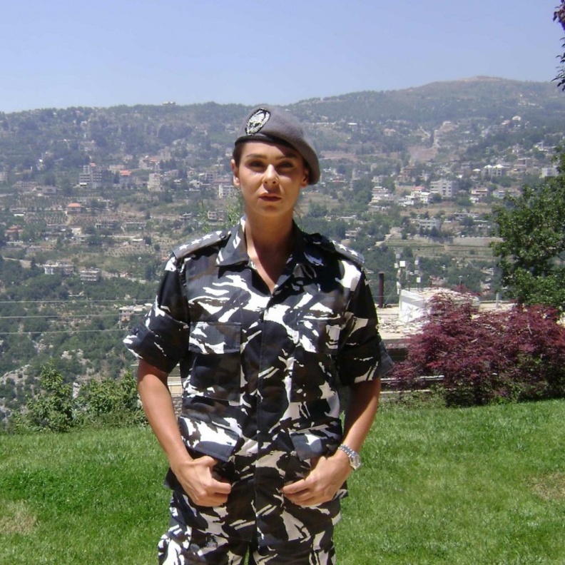  كارول الحاج بالزي العسكري بمشهد من المسلسل