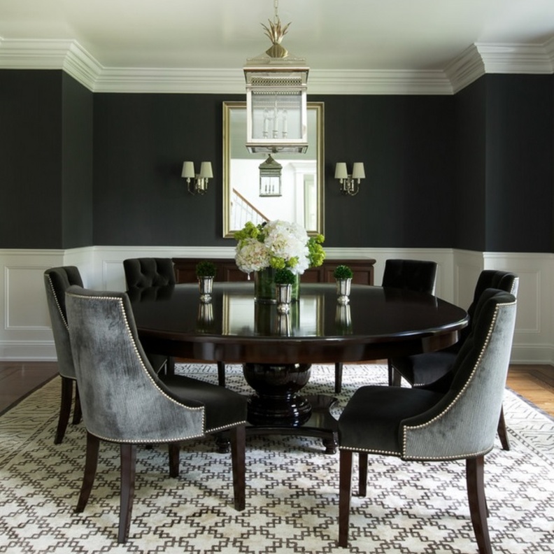 الأسود مع الرمادي و لمسة من الاكسسوارات الفضية