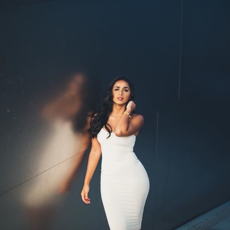 هلا تحرص على إظهار أناقتها من خلال حساباتها