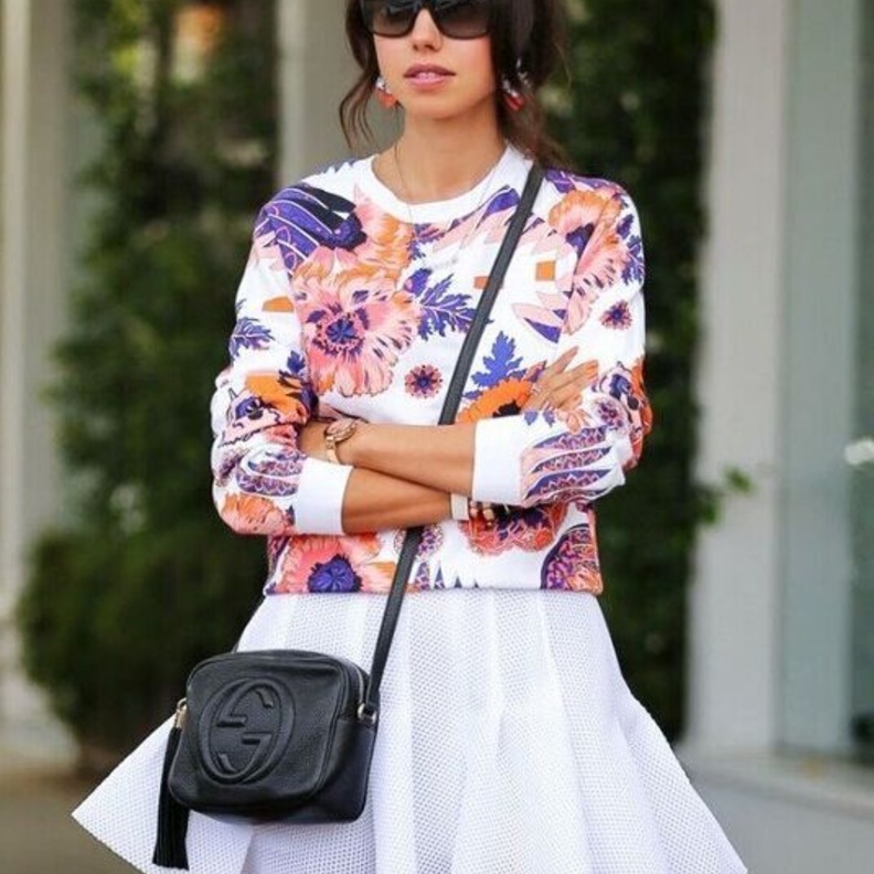  إطلالة خريفية مثالية مع التوب بطبعة الورود