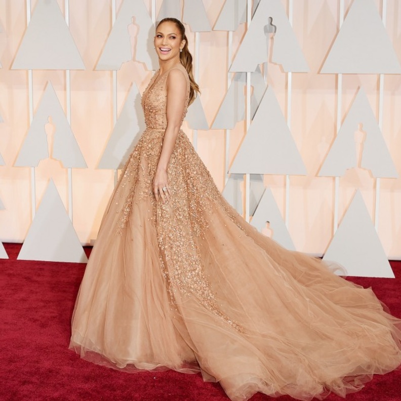  خطفت جينيفر الأنظار بإطلالة مبهرة من أيلي صعب