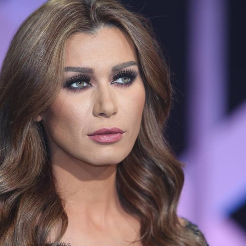 صورة لنادين الراسي بدون الفوتوشوب وتبدو بشرتها المتعبة