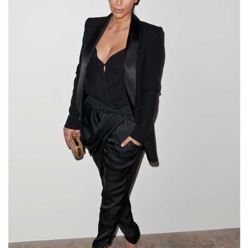 كيم كارداشيان أنيقة على السجادة الحمراء في فستان من لانفان