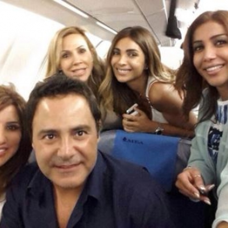  مجموعة من الفنانين يلتقطون سلفي لهم في إحدى الرحلات الجوية