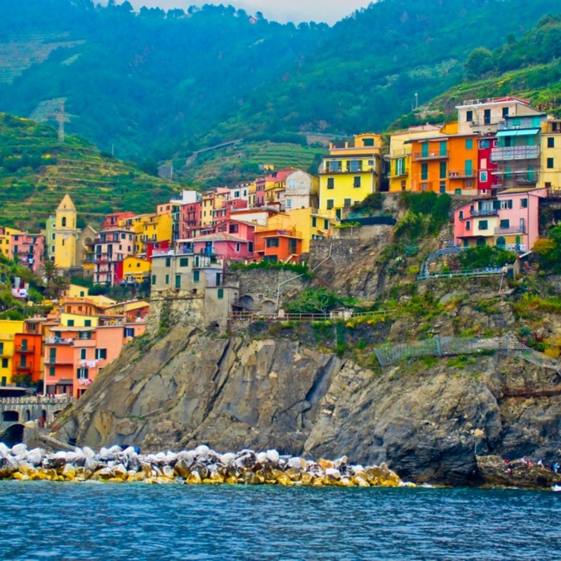 ساحل سنك تير والتجول في الشوارع الجميلة المرصوفة بالحصى