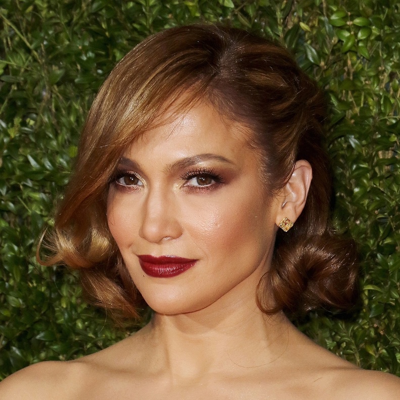 إطلالة جينيفر لوبيز الأخيرة في حفل المصمم طوني ورد