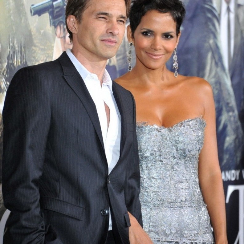 أوليفر مارتينيز  وهالي بيري