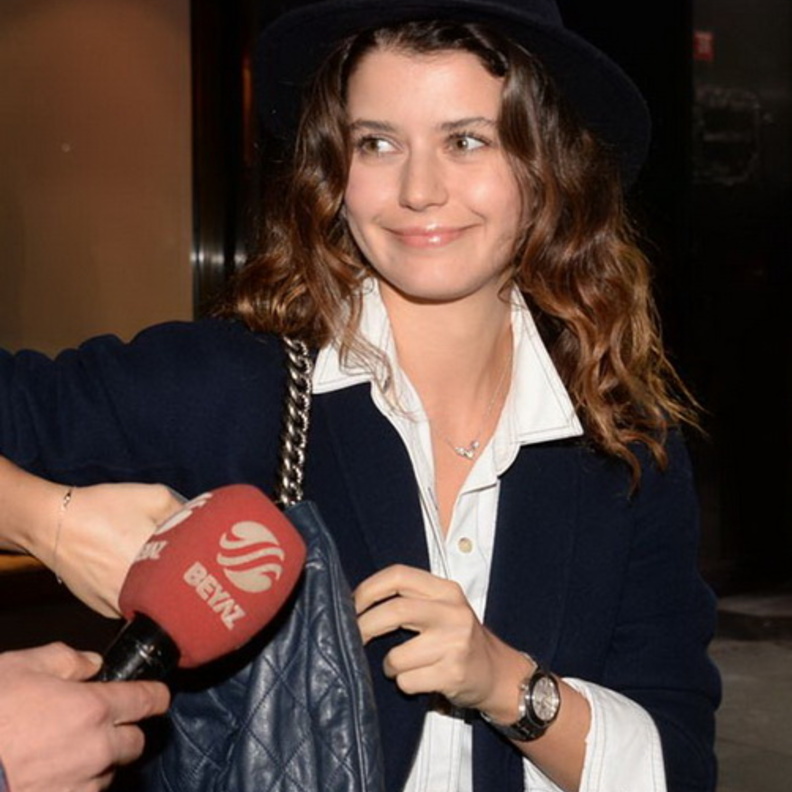 بيرين سات مع صديقتها الممثلة اسراء ديميرانجي أوغلو