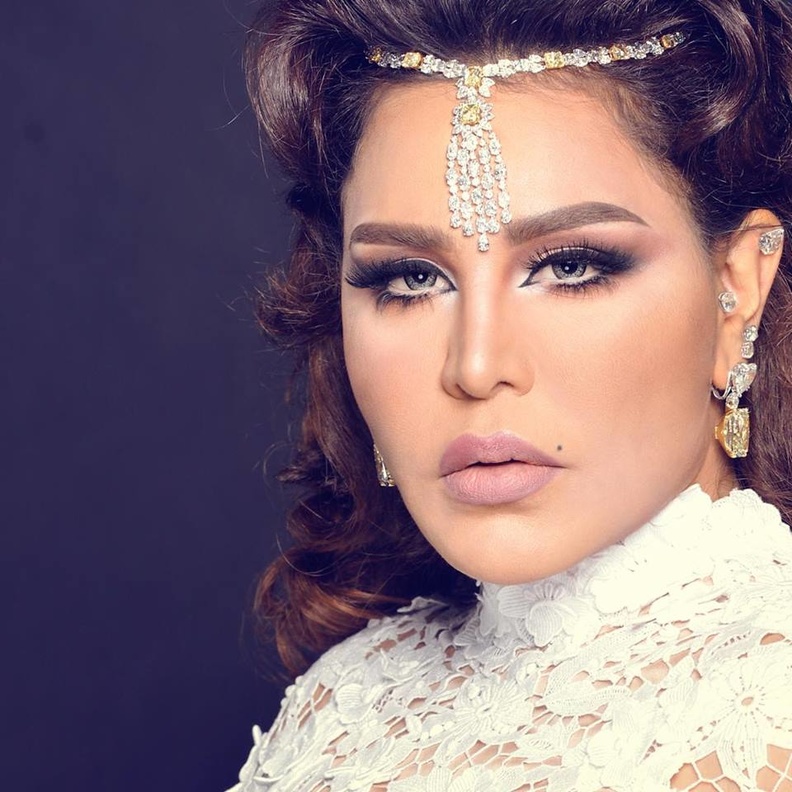 الفنانة احلام تستخدم دوما الكحل الابيض داخل عينيها لتوسيعهما