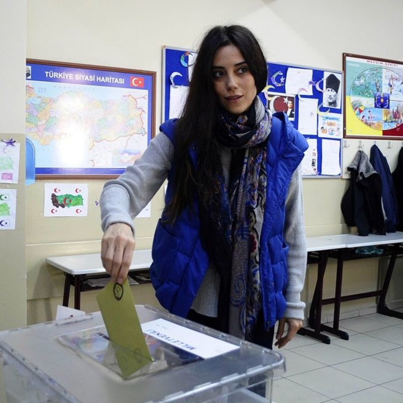 جانسو ديري الشهيرة بالجارية فيروزة تدلي بصوتها الانتخابي